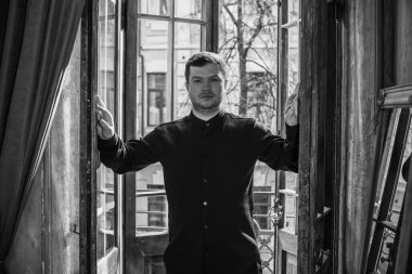 30 yaşında modern bir adam, psikoloji portresi. Takım elbiseli bir adam, Avrupa karışımı.