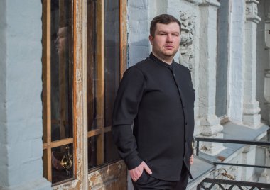 30 yaşında modern bir adam, psikoloji portresi. Takım elbiseli bir adam, Avrupa karışımı.