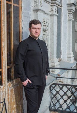 30 yaşında modern bir adam, psikoloji portresi. Takım elbiseli bir adam, Avrupa karışımı.