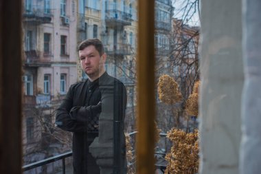 30 yaşında modern bir adam, psikoloji portresi. Takım elbiseli bir adam, Avrupa karışımı.