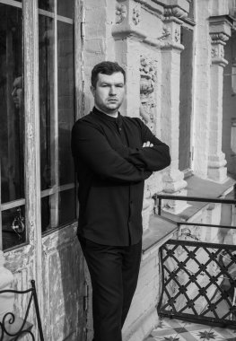 30 yaşında modern bir adam, psikoloji portresi. Takım elbiseli bir adam, Avrupa karışımı.