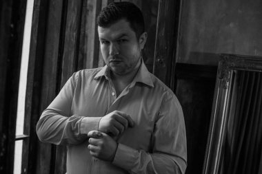 30 yaşında modern bir adam, psikoloji portresi. Takım elbiseli bir adam, Avrupa karışımı.