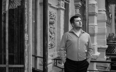 30 yaşında modern bir adam, psikoloji portresi. Takım elbiseli bir adam, Avrupa karışımı.