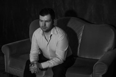 30 yaşında modern bir adam, psikoloji portresi. Takım elbiseli bir adam, Avrupa karışımı.