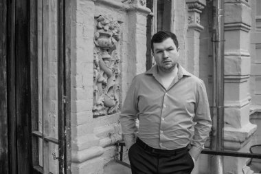 30 yaşında modern bir adam, psikoloji portresi. Takım elbiseli bir adam, Avrupa karışımı.