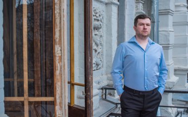 30 yaşında modern bir adam, psikoloji portresi. Takım elbiseli bir adam, Avrupa karışımı.