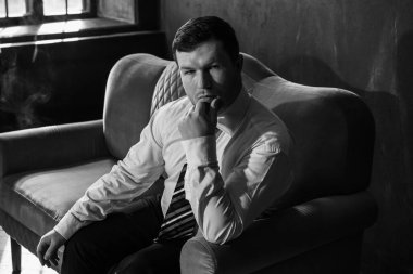 30 yaşında modern bir adam, psikoloji portresi. Takım elbiseli bir adam, Avrupa karışımı.