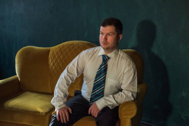 30 yaşında modern bir adam, psikoloji portresi. Takım elbiseli bir adam, Avrupa karışımı.