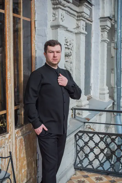 30 yaşında modern bir adam, psikoloji portresi. Takım elbiseli bir adam, Avrupa karışımı.