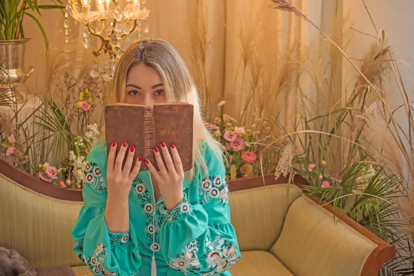 Mistik atmosfer, eski kitapları olan kadın, Slav kadın.