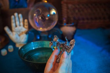 Gizemli içerik için mistik illüstrasyon. Ayrıntıları temizleme ayinini kapat