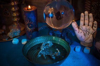 Gizemli içerik için mistik illüstrasyon. Ayrıntıları temizleme ayinini kapat