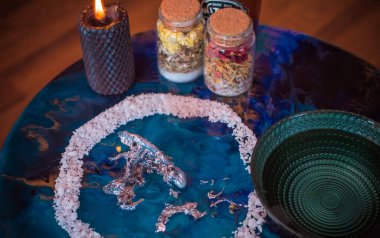 Gizemli içerik için mistik illüstrasyon. Ayrıntıları temizleme ayinini kapat