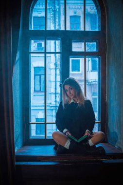 Karanlık akademik ortamda bir kız, gotik ve modaya uygun kıyafetler, üniversite öğrencisi.