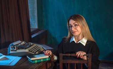 Karanlık akademik ortamda bir kız, gotik ve modaya uygun kıyafetler, üniversite öğrencisi.