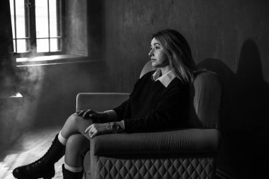 Karanlık akademik ortamda bir kız, gotik ve modaya uygun kıyafetler, üniversite öğrencisi.