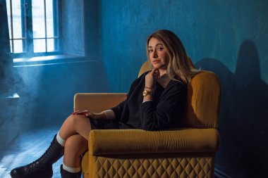 Karanlık akademik ortamda bir kız, gotik ve modaya uygun kıyafetler, üniversite öğrencisi.