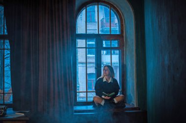 Karanlık akademik ortamda bir kız, gotik ve modaya uygun kıyafetler, üniversite öğrencisi.