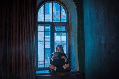 Karanlık akademik ortamda bir kız, gotik ve modaya uygun kıyafetler, üniversite öğrencisi.