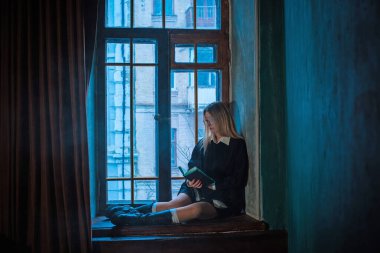 Karanlık akademik ortamda bir kız, gotik ve modaya uygun kıyafetler, üniversite öğrencisi.