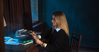 Karanlık akademik ortamda bir kız, gotik ve modaya uygun kıyafetler, üniversite öğrencisi.