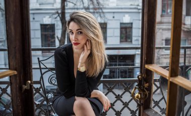 Siyah Midi elbisesi içinde güzel romantik bir kadının portresi. Kıyafetler karışık stil. Orta yaşlı bayan, moda konsepti. 