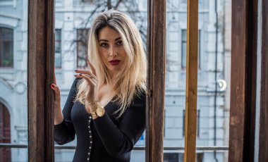 Siyah Midi elbisesi içinde güzel romantik bir kadının portresi. Kıyafetler karışık stil. Orta yaşlı bayan, moda konsepti. 