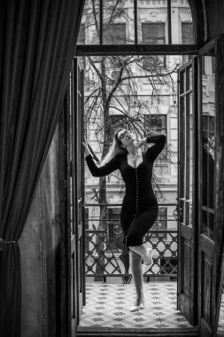 Siyah Midi elbisesi içinde güzel romantik bir kadının portresi. Kıyafetler karışık stil. Orta yaşlı bayan, moda konsepti. 