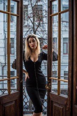 Siyah Midi elbisesi içinde güzel romantik bir kadının portresi. Kıyafetler karışık stil. Orta yaşlı bayan, moda konsepti. 