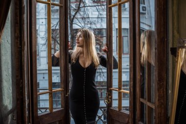 Siyah Midi elbisesi içinde güzel romantik bir kadının portresi. Kıyafetler karışık stil. Orta yaşlı bayan, moda konsepti. 