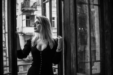 Siyah Midi elbisesi içinde güzel romantik bir kadının portresi. Kıyafetler karışık stil. Orta yaşlı bayan, moda konsepti. 