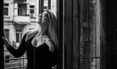 Siyah Midi elbisesi içinde güzel romantik bir kadının portresi. Kıyafetler karışık stil. Orta yaşlı bayan, moda konsepti. 