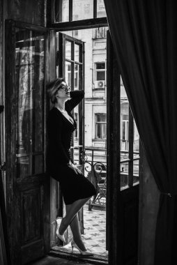 Siyah Midi elbisesi içinde güzel romantik bir kadının portresi. Kıyafetler karışık stil. Orta yaşlı bayan, moda konsepti. 