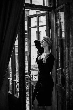 Siyah Midi elbisesi içinde güzel romantik bir kadının portresi. Kıyafetler karışık stil. Orta yaşlı bayan, moda konsepti. 