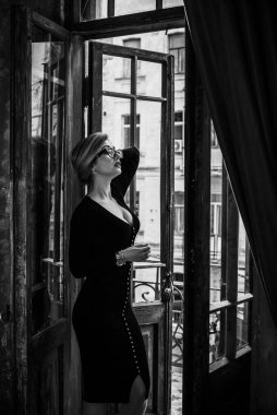 Siyah Midi elbisesi içinde güzel romantik bir kadının portresi. Kıyafetler karışık stil. Orta yaşlı bayan, moda konsepti. 