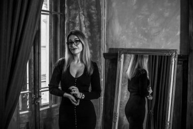 Siyah Midi elbisesi içinde güzel romantik bir kadının portresi. Kıyafetler karışık stil. Orta yaşlı bayan, moda konsepti. 