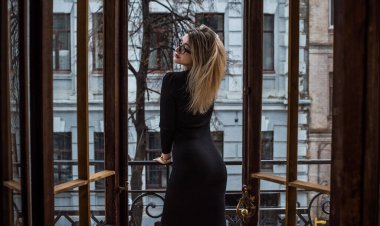 Siyah Midi elbisesi içinde güzel romantik bir kadının portresi. Kıyafetler karışık stil. Orta yaşlı bayan, moda konsepti. 