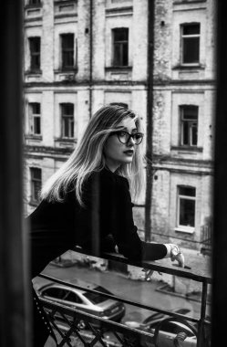 Siyah Midi elbisesi içinde güzel romantik bir kadının portresi. Kıyafetler karışık stil. Orta yaşlı bayan, moda konsepti. 