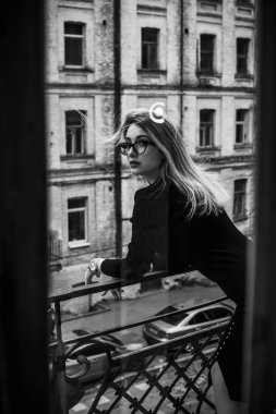 Siyah Midi elbisesi içinde güzel romantik bir kadının portresi. Kıyafetler karışık stil. Orta yaşlı bayan, moda konsepti. 