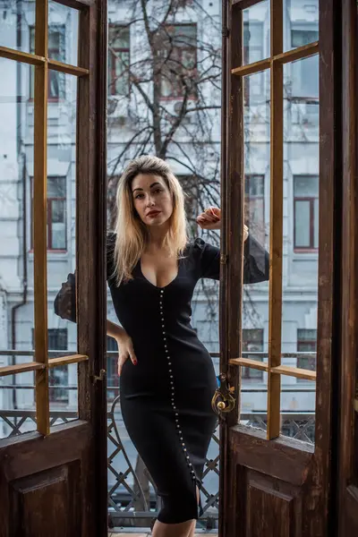 Siyah Midi elbisesi içinde güzel romantik bir kadının portresi. Kıyafetler karışık stil. Orta yaşlı bayan, moda konsepti. 