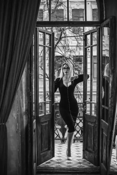 Siyah Midi elbisesi içinde güzel romantik bir kadının portresi. Kıyafetler karışık stil. Orta yaşlı bayan, moda konsepti. 