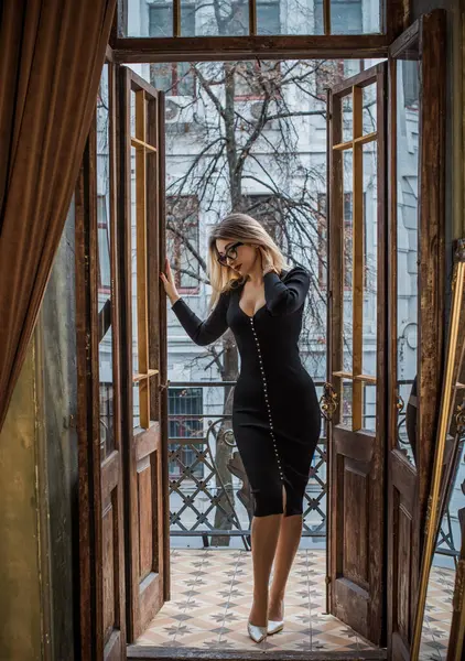 Siyah Midi elbisesi içinde güzel romantik bir kadının portresi. Kıyafetler karışık stil. Orta yaşlı bayan, moda konsepti. 