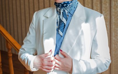  Ebedi spor ceket ve gömlek giyen şık bir kadının portresi klasik ve klas modanın zerafetini temsil ediyor. Rafine görünüm, editör, yaşam tarzı ve moda içeriği için uygun