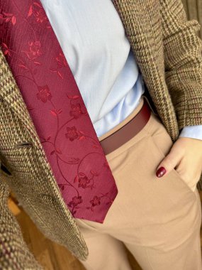  Ebedi spor ceket ve gömlek giyen şık bir kadının portresi klasik ve klas modanın zerafetini temsil ediyor. Rafine görünüm, editör, yaşam tarzı ve moda içeriği için uygun