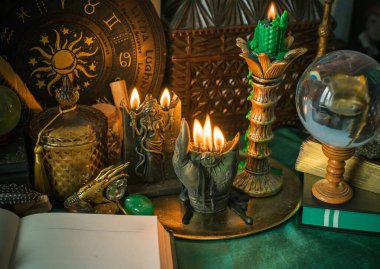 Parlayan mumların, antik tarot kartlarının, kristal kürenin ve sihirli ayin aletlerinin yer aldığı güzel düzenlenmiş bir cadı sunağı sahnesi. Bu atmosferik bileşim mistik enerjinin, ruhani uygulamanın ve esrarengiz zarafetin özünü çağrıştırıyor.