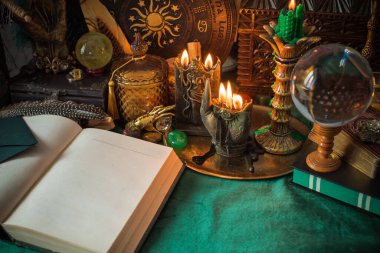 Parlayan mumların, antik tarot kartlarının, kristal kürenin ve sihirli ayin aletlerinin yer aldığı güzel düzenlenmiş bir cadı sunağı sahnesi. Bu atmosferik bileşim mistik enerjinin, ruhani uygulamanın ve esrarengiz zarafetin özünü çağrıştırıyor.