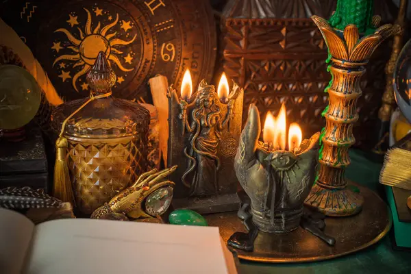 Parlayan mumların, antik tarot kartlarının, kristal kürenin ve sihirli ayin aletlerinin yer aldığı güzel düzenlenmiş bir cadı sunağı sahnesi. Bu atmosferik bileşim mistik enerjinin, ruhani uygulamanın ve esrarengiz zarafetin özünü çağrıştırıyor.