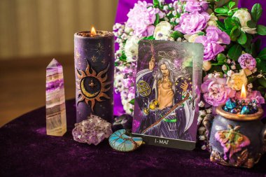 Atmosferik Tarot kartları aşk, kader ve duygusal temalar. Romantik ve mistik içerik için ideal. İllüstrasyon başyazısı. Avrupa, Ukrayna, Kyiv. 12 Nisan