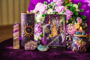 Atmosferik Tarot kartları aşk, kader ve duygusal temalar. Romantik ve mistik içerik için ideal. İllüstrasyon başyazısı. Avrupa, Ukrayna, Kyiv. 12 Nisan