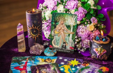 Atmosferik Tarot kartları aşk, kader ve duygusal temalar. Romantik ve mistik içerik için ideal. İllüstrasyon başyazısı. Avrupa, Ukrayna, Kyiv. 12 Nisan